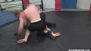 Luta de MMA termina em foda entre machos