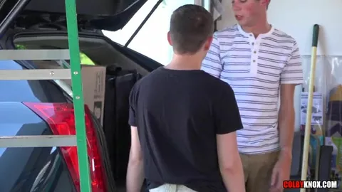 Giovane gay viene scopato nel garage dei genitori