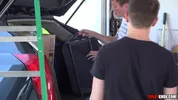 Junger Schwuler wird in der Garage der Eltern gefickt