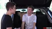 Junger Schwuler wird in der Garage der Eltern gefickt