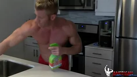 Muskel-Hottie im Jockstrap richtig heiß