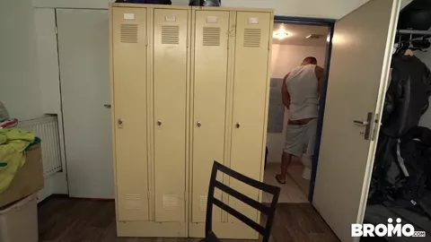 Il baise le voyeur qui le matait dans les vestiaires