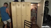 Se folla al mirón que lo espiaba en los vestuarios