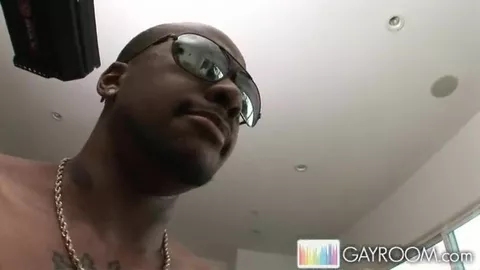 Jeune mec se fait laminer le fion par un black