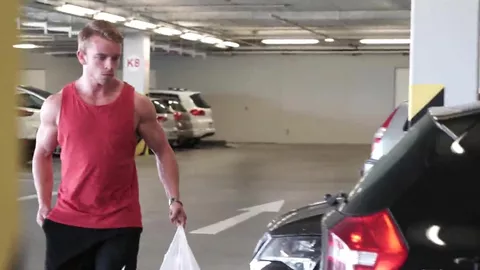 Amateur : branlette torride dans son garage.