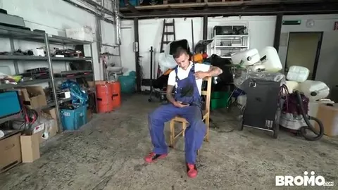 Le mécano surpris à se branler sur son tel se fait baiser par son boss