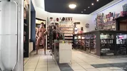 Un exhibitionniste se masturbe au sexshop