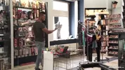 Un exhibitionniste se masturbe au sexshop