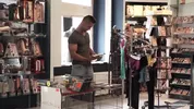 Un exhibitionniste se masturbe au sexshop