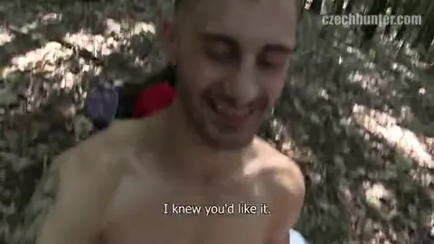 2 footballeurs baisent dans un coin discret