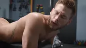 Bareback gay à la salle de musculation entre modèles sexy