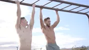 Bareback gay à la salle de musculation entre modèles sexy