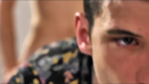 Théo ist nicht erreichbar — zu beschäftigt, seinen Mann zu ficken