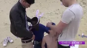 Chris surprend des mecs en train de passer un bon moment, et décide de se joindre à eux