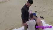 Chris surprend des mecs en train de passer un bon moment, et décide de se joindre à eux