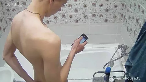 Etero arrapato filmato di nascosto mentre si masturba nella vasca