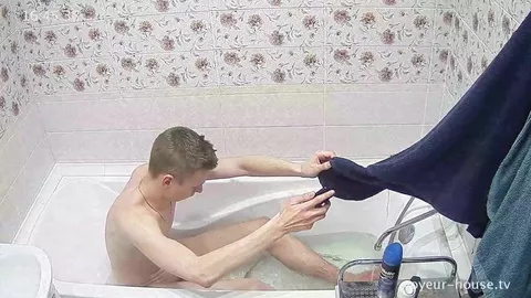 Hétero excitado filmado às escondidas se masturbando na banheira