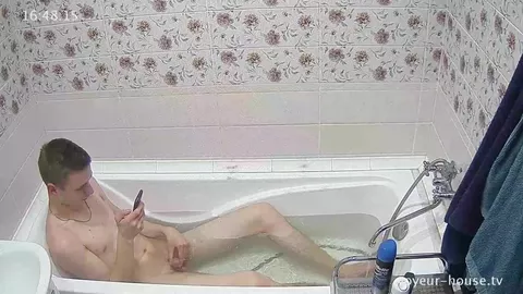 Hetero cachondo grabado a escondidas pajeándose en la bañera