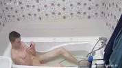 Hetero cachondo grabado a escondidas pajeándose en la bañera