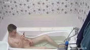 Hetero cachondo grabado a escondidas pajeándose en la bañera