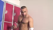 Muskulöser Rebeu wichst in der Umkleide