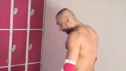 Muskulöser Rebeu wichst in der Umkleide