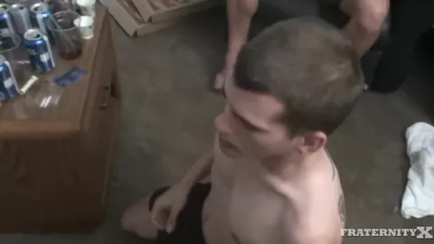 Orgia nel campus con ragazzi universitari