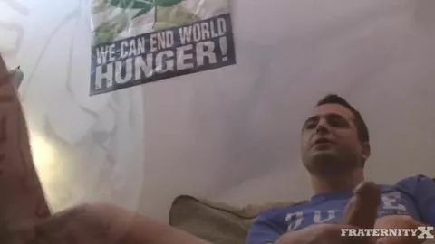 Orgie sur le campus entre jeunes mecs