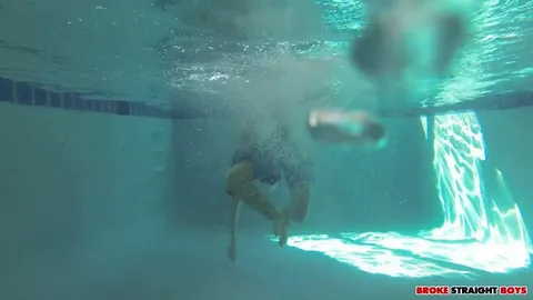 Novinhos trepando na piscina