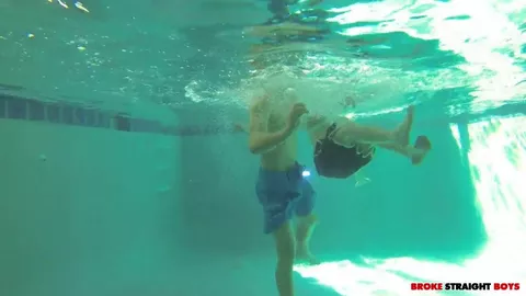 Jeunes baiseurs dans la piscine