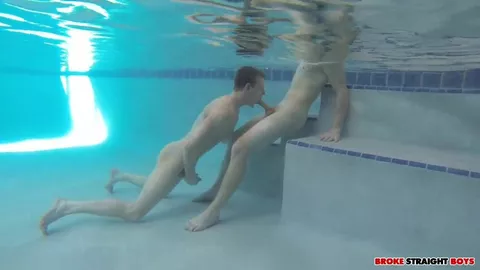 Novinhos trepando na piscina