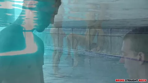 Giovani scopano in piscina