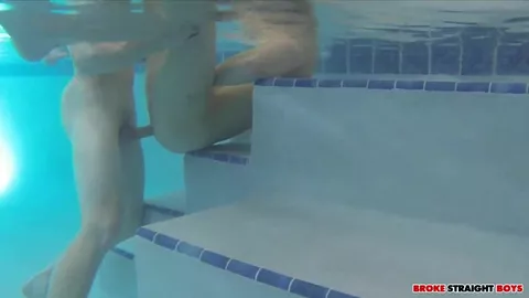 Giovani scopano in piscina