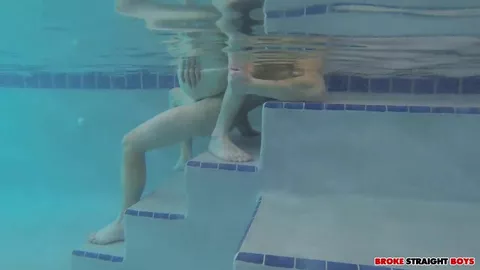 Jóvenes follando en la piscina