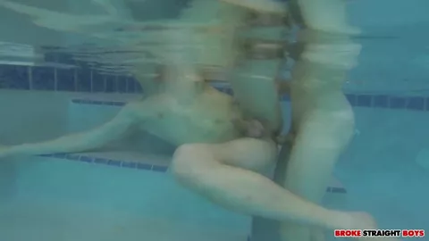 Jeunes baiseurs dans la piscine