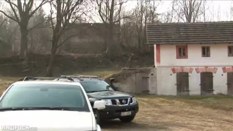 Rapidinha no banheiro com os amigos por perto