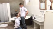 Scopata lampo in bagno mentre gli amici sono lì vicino
