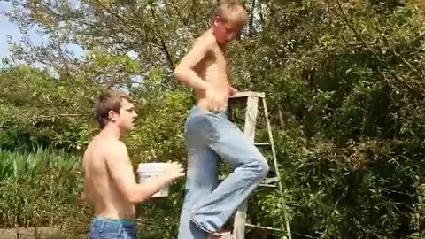 Tira fuori il cazzo dalla salopette per farsi succhiare