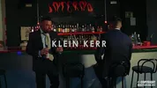 Aperitivo in un bar gay