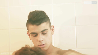 Novinho rebeu trepa na sauna