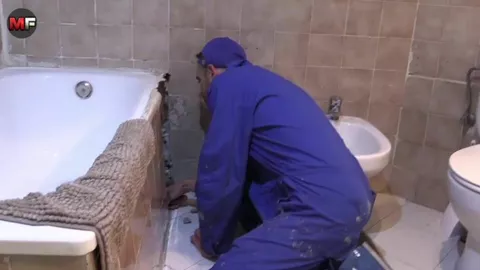 Le plombier débouche sa tuyauterie (trou à jus extrême)