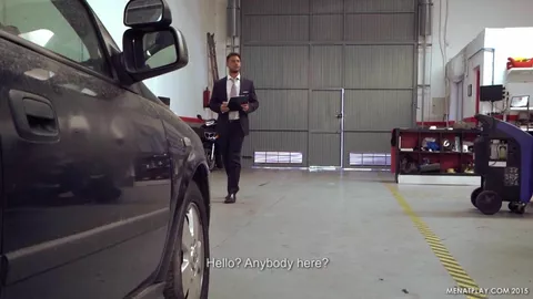 Meccanico con una gran carrozzeria