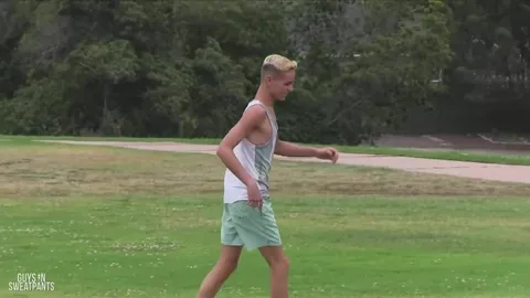 Novinho magrelo fica entupido