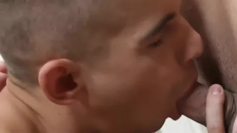 Adam se traga la polla de Martin a pelo