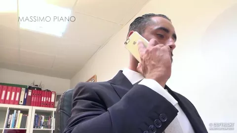 Hard in giacca e cravatta