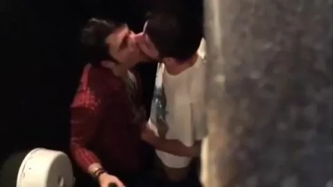 Dos chavales quedan en el baño para un polvo a escondidas