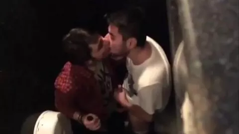 Dois caras se pegam no banheiro num esquema discreto