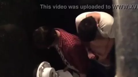 Due ragazzi si vedono al cesso per una scopata di nascosto