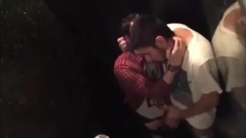 Deux jeunes mecs se retrouvent aux chiottes pour un plan scred