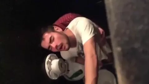 Dois caras se pegam no banheiro num esquema discreto